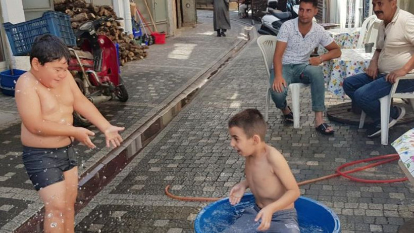 Balıkesirli Çocuklar Kendilerini Leğene Attı