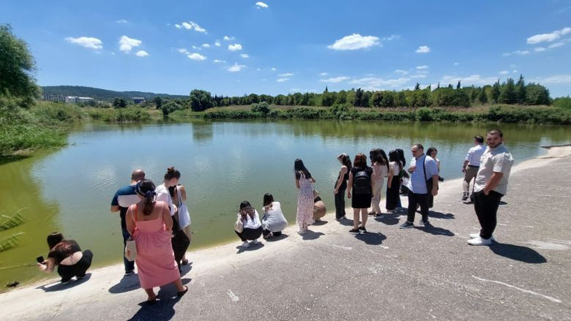 Gürcü Öğrenciler BAÜN Botanik Bahçesinde Kaplumbağaları Besledi