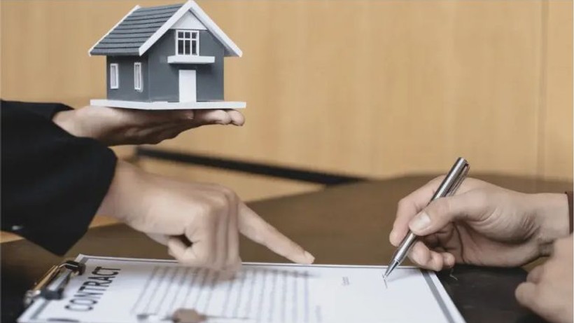 Balıkesir Burhaniye’de 753 m² bahçeli kargir ev satılık