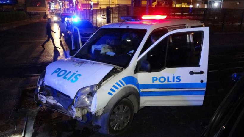 Polis Aracı Otomobille Çarpıştı