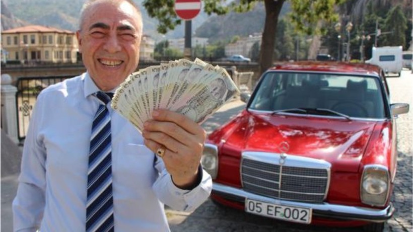Arabasını Satın Alana Bir Deste Para Verecek
