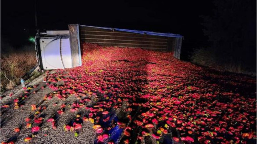 2 Yaralı, Balıkesir Yolunda Kamyon Biberlerle Devrildi