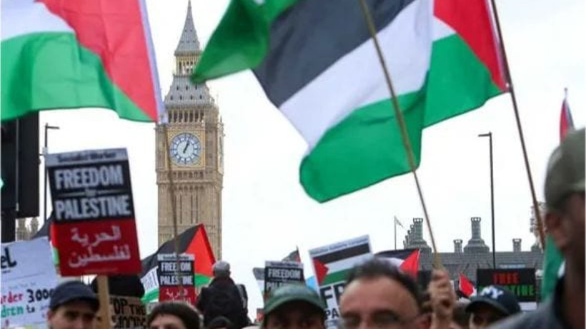 Londra’da binlerce kişi Filistin’e destek için bir kez daha yürüdü