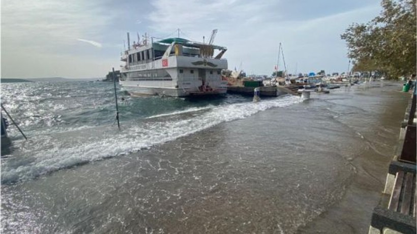 Erdek'te Lodosun Şiddeti Arttı! Deniz Kıyıyla Birleşti