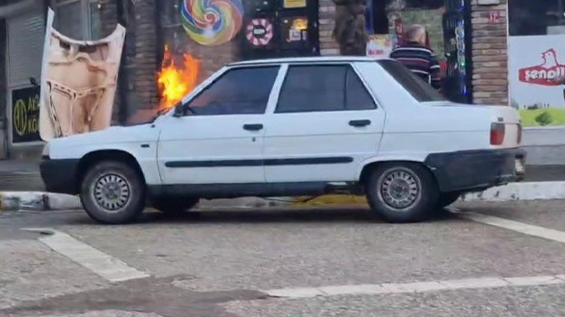 Erdek'te Yanan Araca Esnaf Müdahale Etti