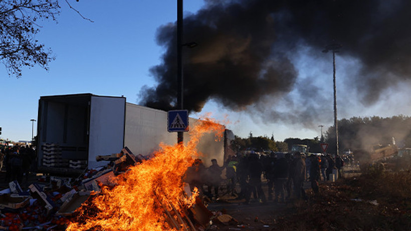 Fransa’da çiftçiler ithal meyveleri ateşe verdi