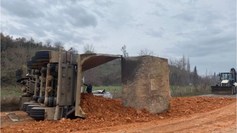 Maden Yüklü Kamyon Devrildi