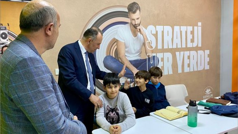 Müdür Özalp 3 İlçede Öğrencilerle Buluştu