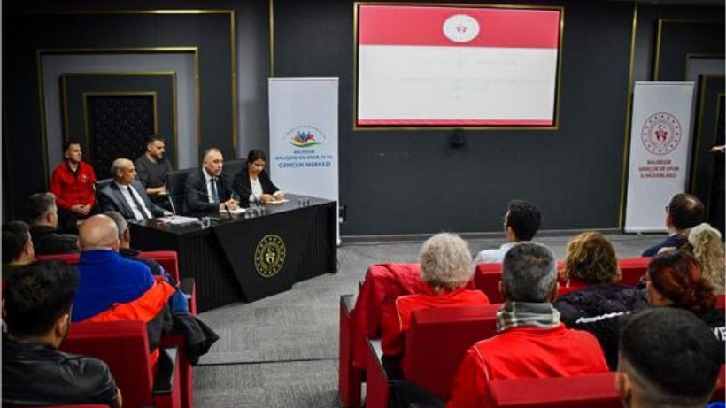 Müdür Özalp Antrenörlerle Görüştü