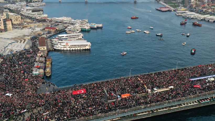 On binlerce kişi Galata Köprüsü'ne yürüdü