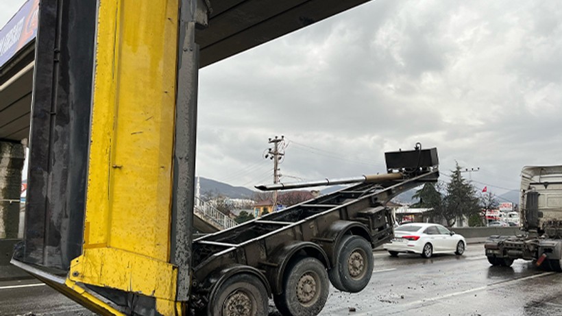 Kamyon Şoförünün Dikkatsizliği Pahalıya Patladı