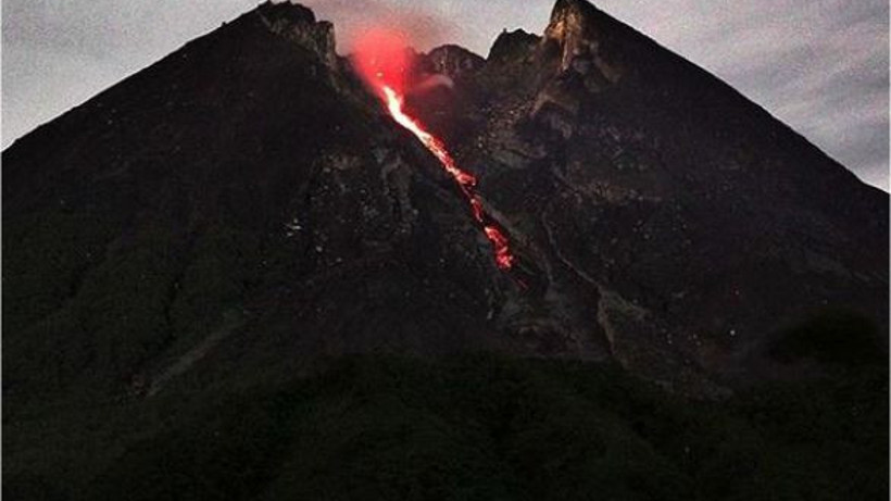 Endonezya’da Merapi Yanardağı yeniden patladı