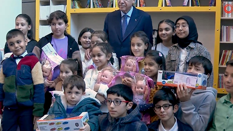 Cumhurbaşkanı Erdoğan açılışını yaptığı hastanede çocukları ziyaret etti
