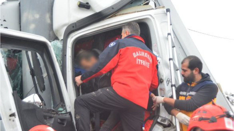 Tabelaya Çarptı Saatler Süren Çalışmanın Ardından Kurtarıldı
