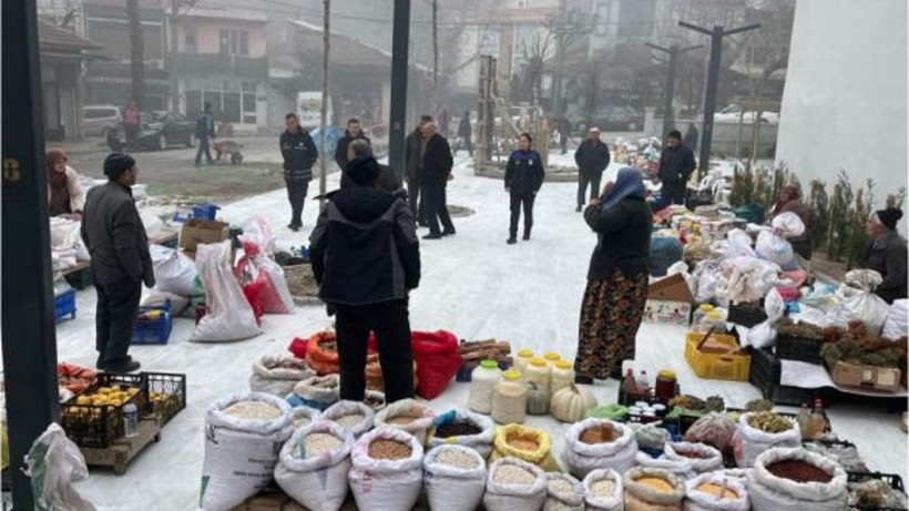 Bigadiç'in Yenilenen Meydanında Pazar Esnafı Yerini Aldı