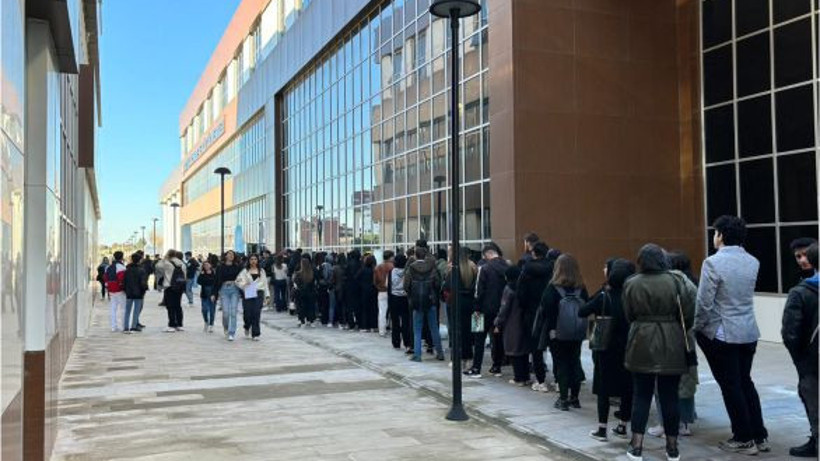 Gezeravcı'yı Görmek İçin Gençler Kuyruğa Girdi