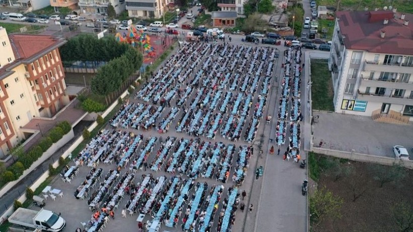 Altınova’da 4 bin kişilik iftar sofrası kuruldu