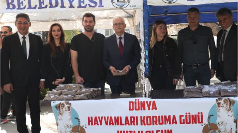 Burhaniye Belediyesi'nden Sokak Hayvanlarına Ücretsiz Mama