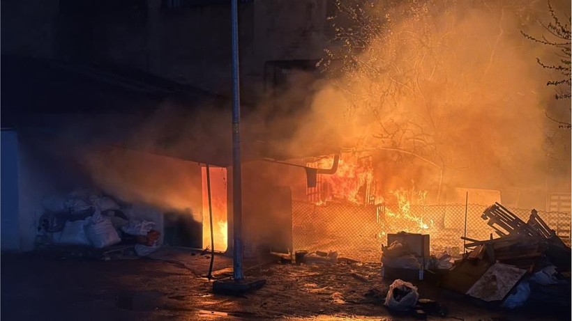 Yangından kurtardığı tavuğuna böyle sarıldı