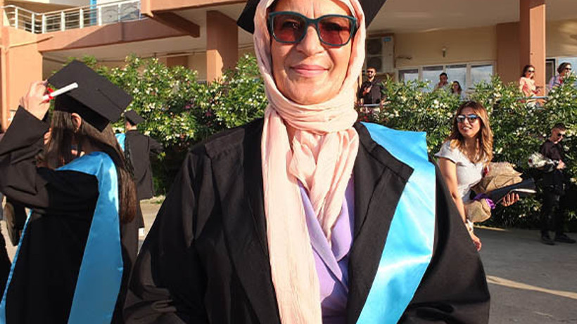 5 Çocuk Annesi Nezihat Çavuşoğlu’nun Diploma Sevinci