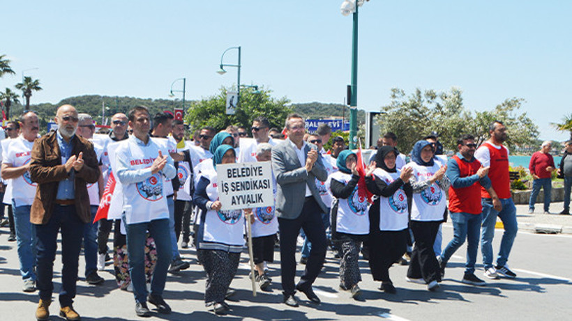 Ayvalık'ta Belediye Başkanı Eşliğinde 1 Mayıs Korteji Yapıldı