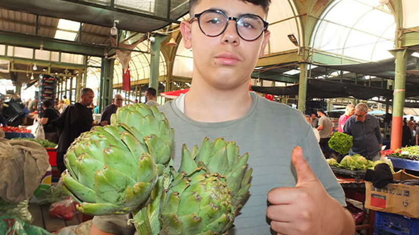 Genç Pazarcı Enginar Soyma Videolarıyla Fenomen Oldu