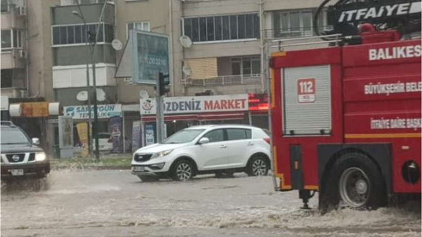 Edremit'te Yollar Kısa Sürede Göle Döndü