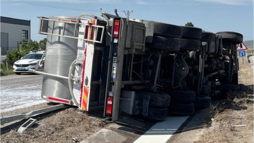 Gönen'de Trafik Kazası! Tonlarca Süt Ziyan Oldu