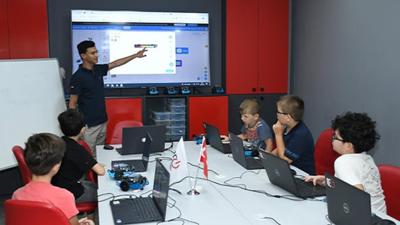 Balıkesir'de Çocuklar Robotik Kodlama Eğitimi Alıyor