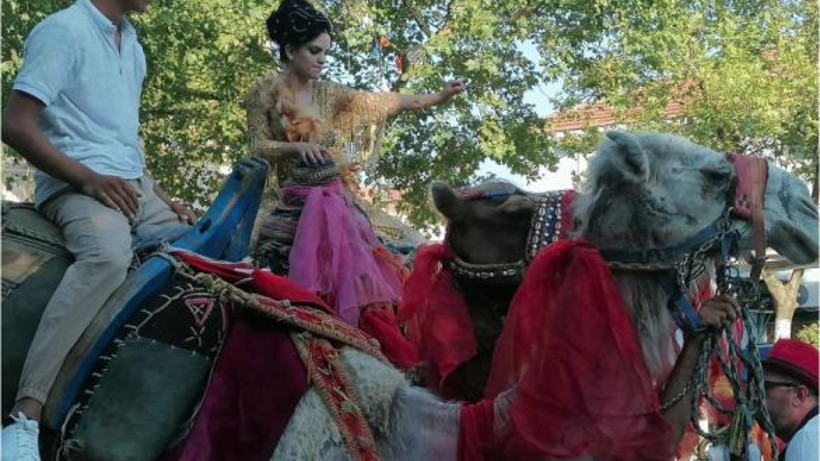 Gelin ve Damat Deve İle Manyas'ı Turladı!