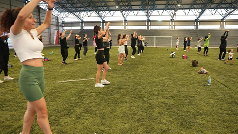 Balıkesirli Kadınlar Zumba ile Eğlenip Kalori Yakıyor