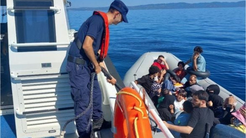 Ayvalık'ta Sürüklenen 18 Göçmen Kurtarıldı
