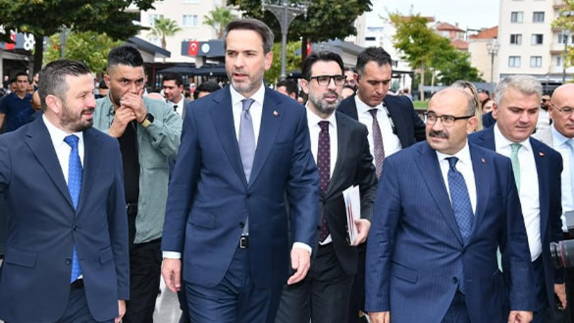 Vali Ustaoğlu ve Bakan Bayraktar, Zağnos Paşa Camisi’nde Vatandaşlarla Buluştu