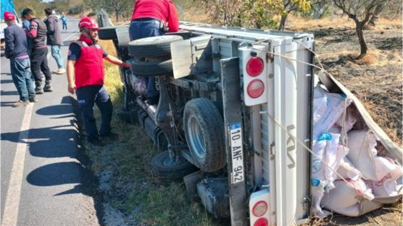 Havran'da Kamyonet Devrildi! Ölümden Döndüler!