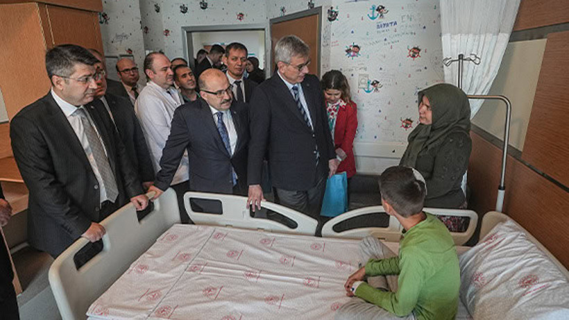 Sağlık Bakanı Memişoğlu’ndan Kazazede Öğrencilere Ziyaret