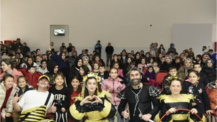 Dursunbey'de Çocuklara Tiyatro Keyfi
