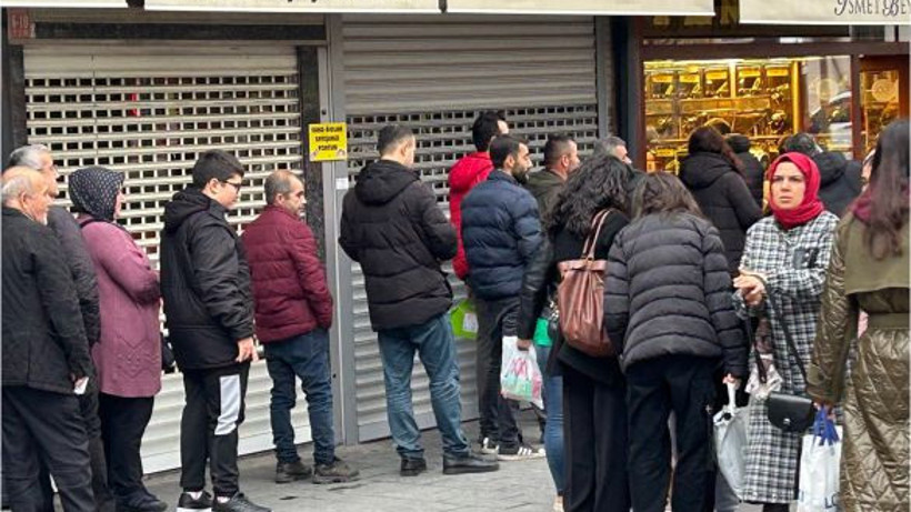 2025 Yılının İlk Kahvelerini İçmek İsteyen Sıraya Girdi