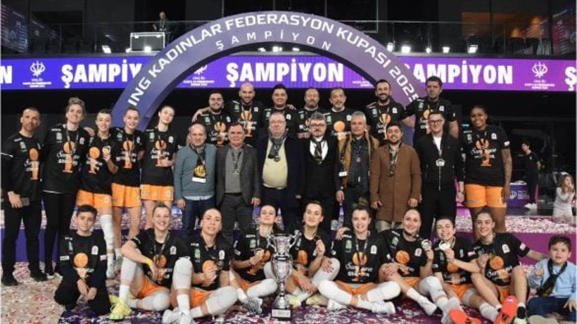 Edremit Belediyesi Gürespor Kupayı Kaldırdı