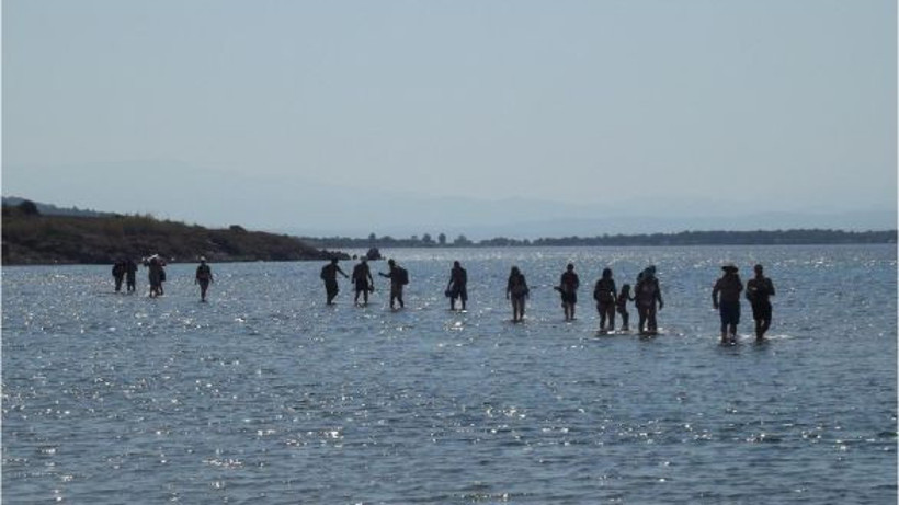 Denizi Yürüyerek Geçtiler!