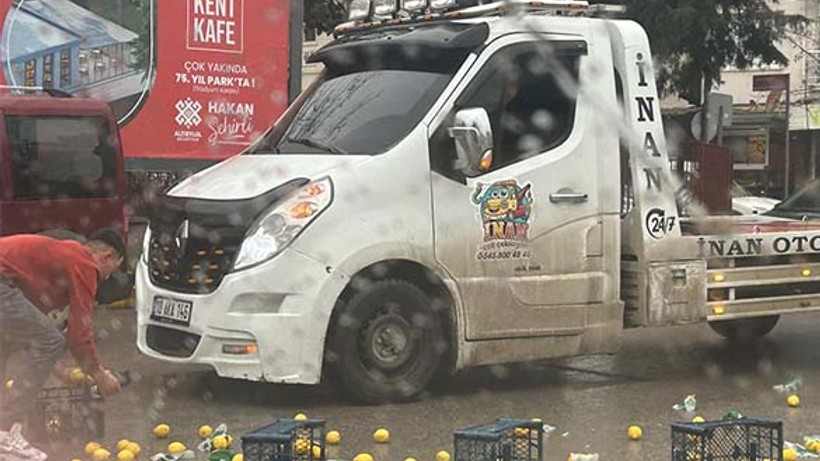 Balıkesir'de Sabah Saatlerinde Limonlar Yola Savruldu