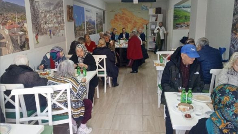 Huzurevindeki Yaşlılara Yalnız Olmadıklarını Hissettirdiler