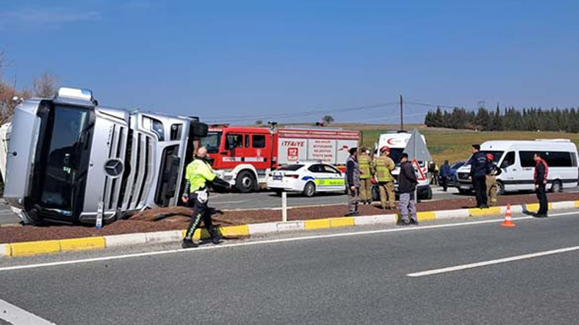 Balıkesir- Edremit Yolunda Tır Devrildi; 1 Yaralı