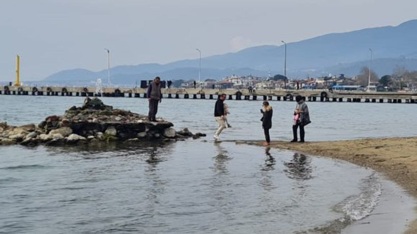 Akçay’da Eskiden Yüzerek Gidilen Adacık, Şimdi 2 Adım Uzakta