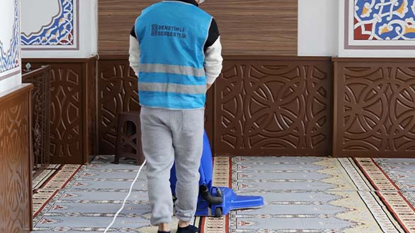 Hükümlüler kamu yararına çalışarak camileri temizledi
