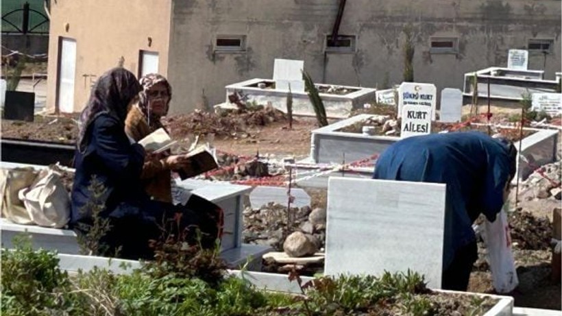 Balıkesir'de Arefe Günü Mezarlıklara Ziyaretçi Akını