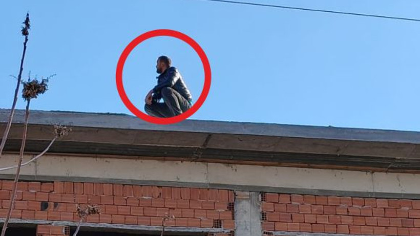 Çatıya Çıkan Öğretmeni Polisler İkna Etmeye Çalışıyor! İşte Detaylar