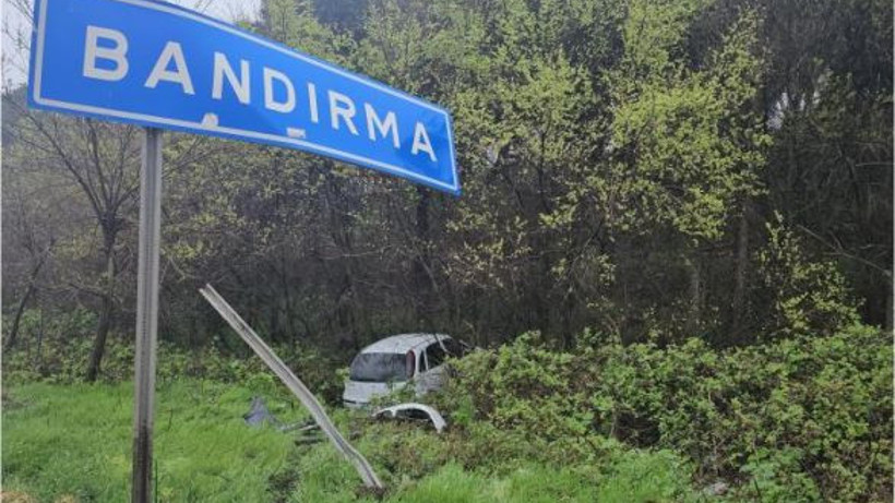Bandırma'da Kaza Tabelaya Çarptı Uçuruma Yuvarlandı