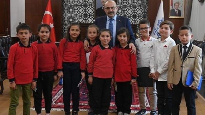 Vali İsmail Ustaoğlu Öğrencilerle Bir Arada