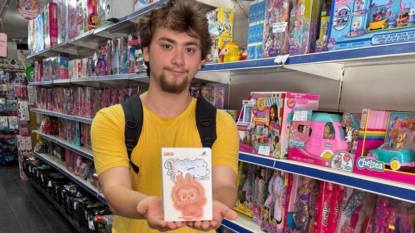 TikTok’ta viral olan Labubu karakteri, Balıkesir’de de yok satıyor. Oyuncakçılar taleplere yetişemiyor. - Resim: 3