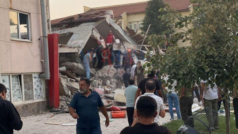 BALIKESİR - SIDIRGI: depremde yıkılan binaların ilk görüntüleri - Resim: 1